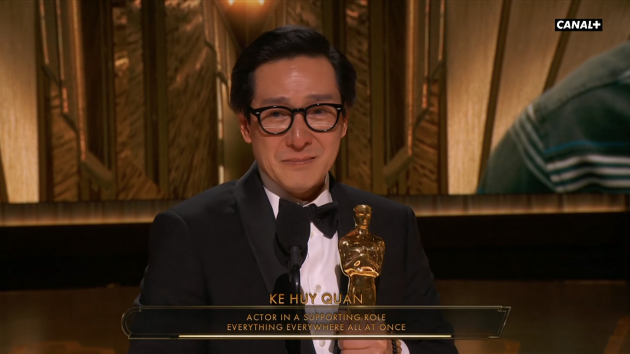 Ke Huy Quan, en larmes, remporte l’Oscar du meilleur second rôle 