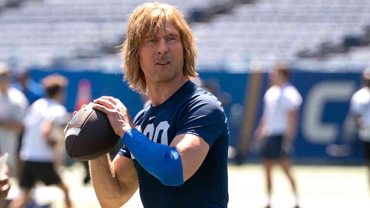 Glen Powell dans Chad Powers