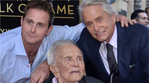 Très ému et entouré de sa famille, Michael Douglas a son étoile sur le Hollywood Boulevard