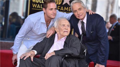 Très ému et entouré de sa famille, Michael Douglas a son étoile sur le Hollywood Boulevard