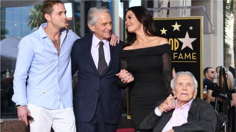 Très ému et entouré de sa famille, Michael Douglas a son étoile sur le Hollywood Boulevard