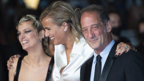 Cannes 2021 : Agathe Rousselle, Julia Ducournau et Vincent Lindon sur le tapis rouge de Titane