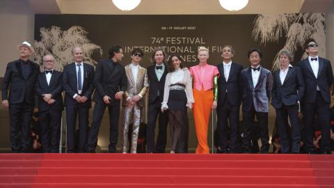Cannes 2021 : L'équipe de The French Dispatch au complet sur les marches du Palais des festivals