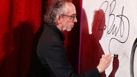 Tim Burton s'éclipse du tournage de Beetlejuice 2 pour inaugurer une expo à Paris [photos]