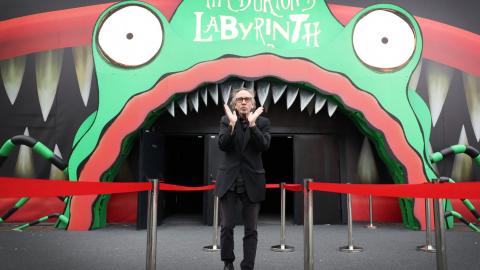 Tim Burton s'éclipse du tournage de Beetlejuice 2 pour inaugurer une expo à Paris [photos]