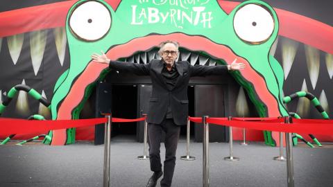 Tim Burton s'éclipse du tournage de Beetlejuice 2 pour inaugurer une expo à Paris [photos]