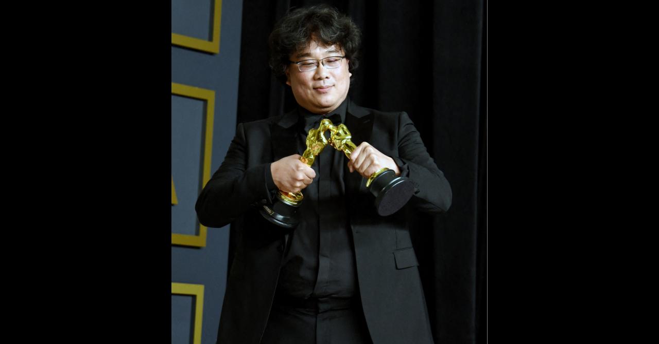 Oscars 2020 : Bong Joon-ho s'amuse avec ses statuettes