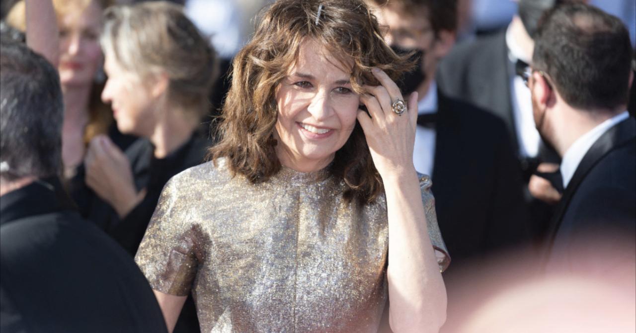 Cannes 2021 : Valérie Lemercier sur le tapis rouge d'Aline, son "vrai-faux" biopic de Céline Dion