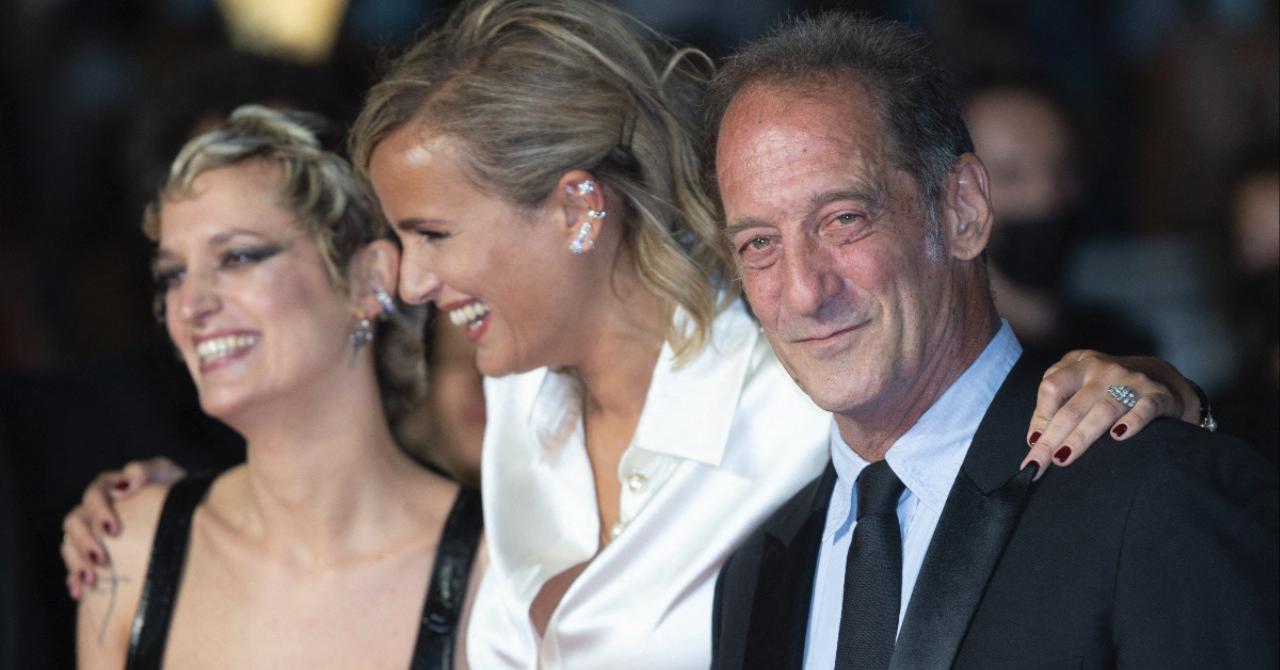 Cannes 2021 : Agathe Rousselle, Julia Ducournau et Vincent Lindon sur le tapis rouge de Titane