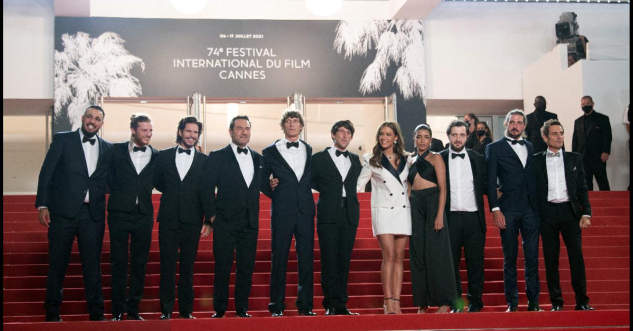 Cannes 2021 : Toute l'équipe de Bac Nord monte les marches