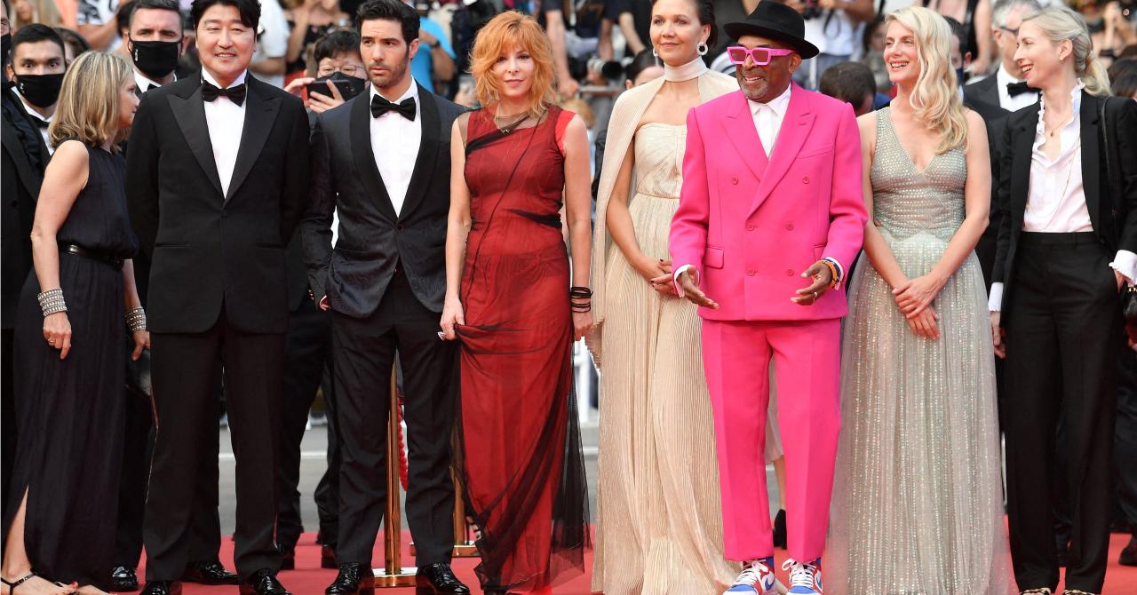 La soirée d'ouverture du festival de Cannes 2021 : Spike Lee, en costard rose, entouré de son jury