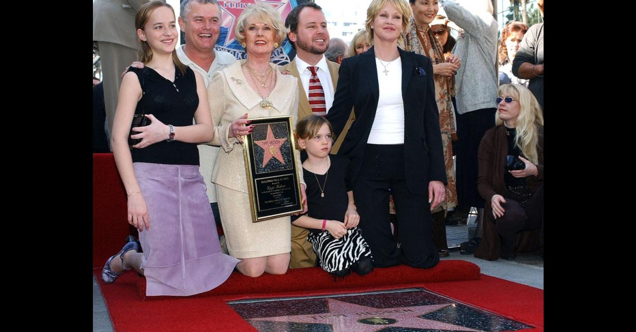 Tippi Hedren entourée de sa famille pour recevoir son étoile sur le Hollywood Boulevard, en 2003