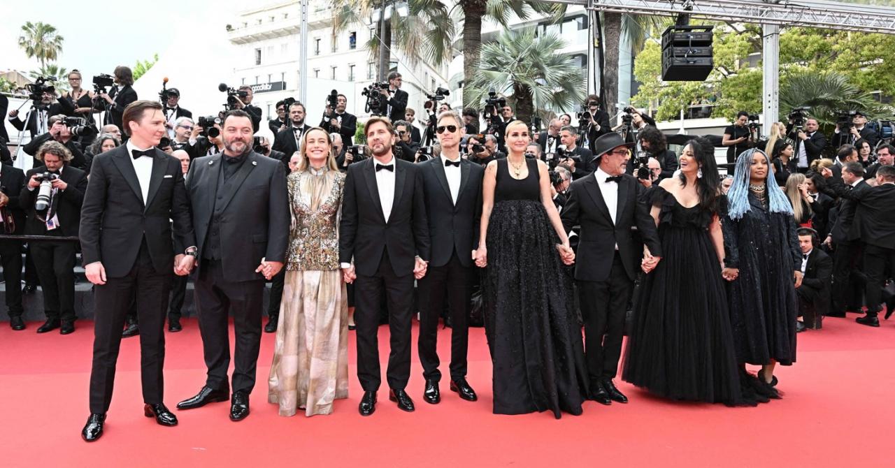 Cannes 2023 - Jour 1 : Ruben Östlund et son jury se tiennent par la main