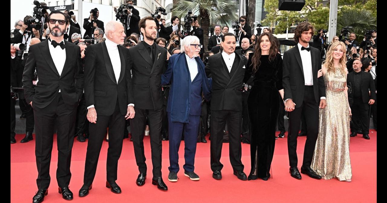 Cannes 2023 - Jour 1 :  Maïwenn entourée de toute l'équipe de Jeanne du Barry