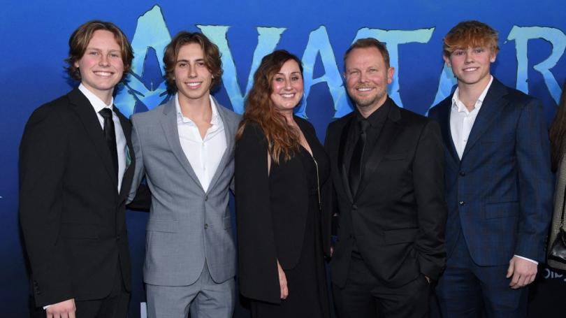 Richard Baneham, sa compagne et les jeunes acteurs d'Avatar 2