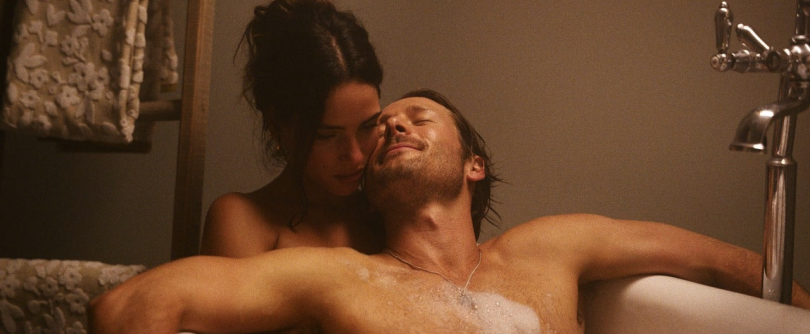 Glen Powell Adria Arjona Hit Man