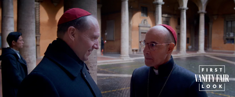 Les premières images de Ralph Fiennes en cardinal dans Conclave